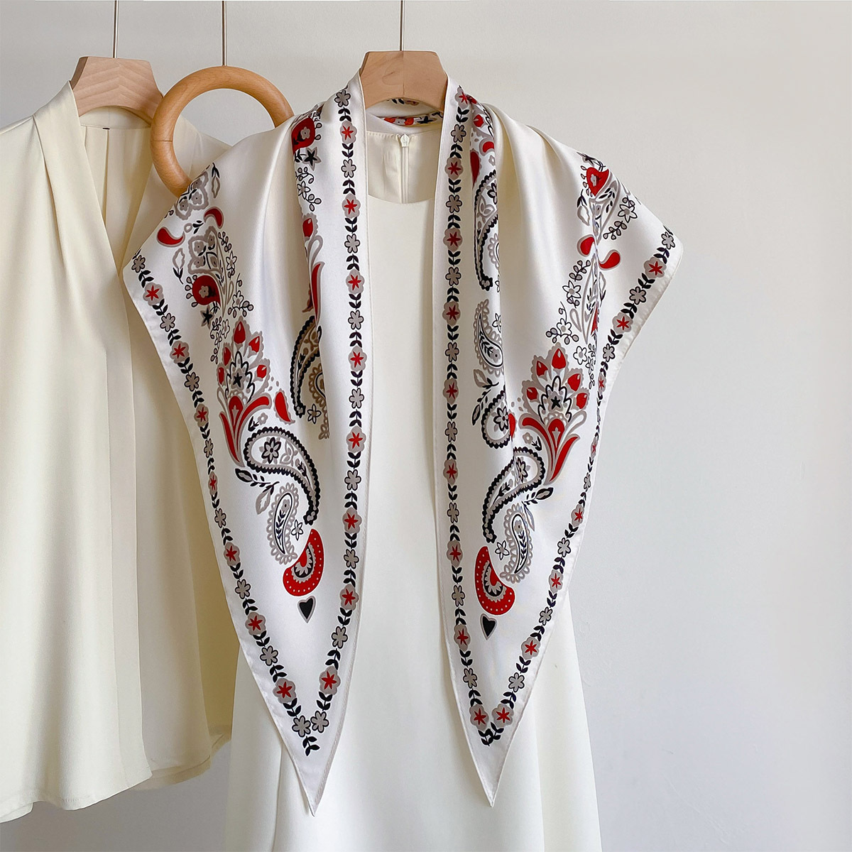 Face Scarf Mask - Nuovo Elegante Foulard Triangolare in Raso