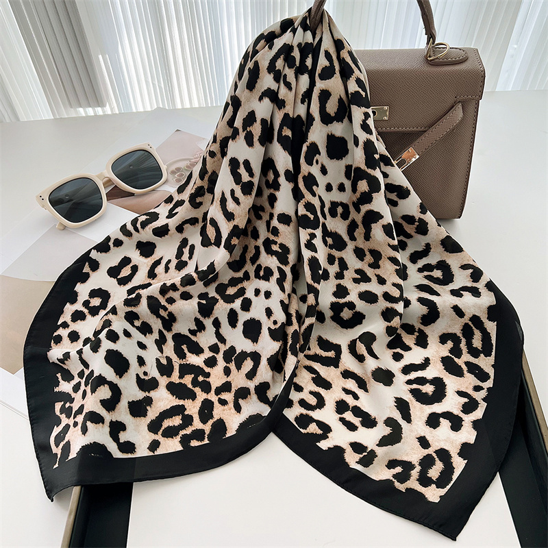 Sciarpa di seta con stampa leo - Scarf Silk Square recensione e prezzo