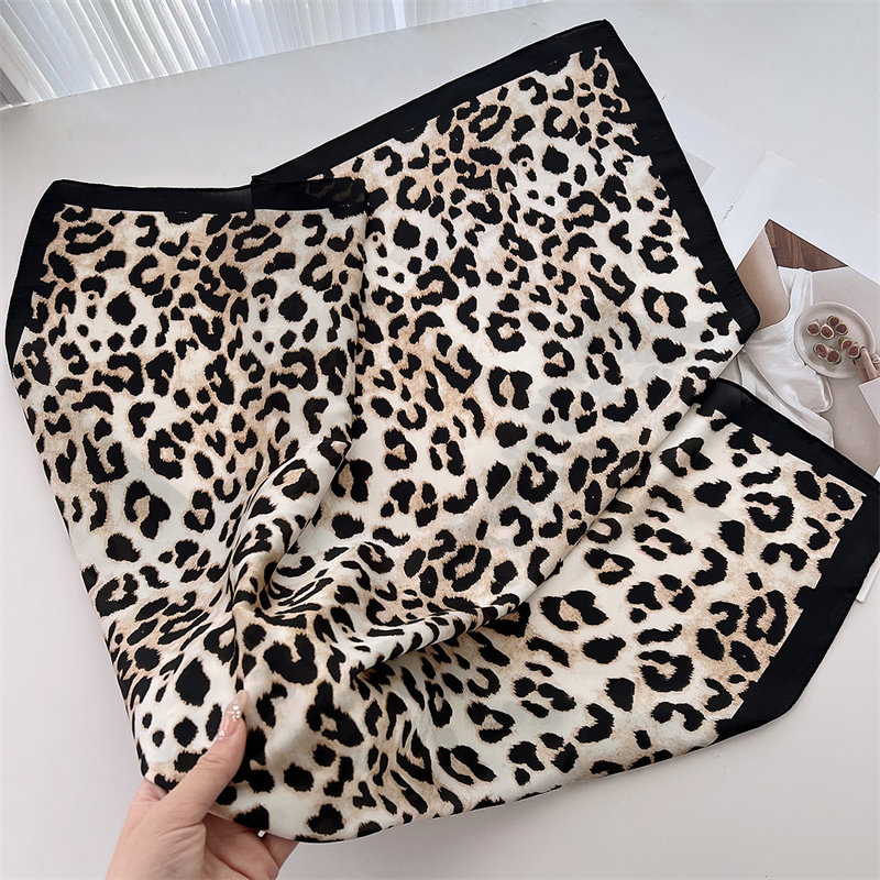 Sciarpa di seta con stampa leo - Scarf Silk Square recensione e prezzo